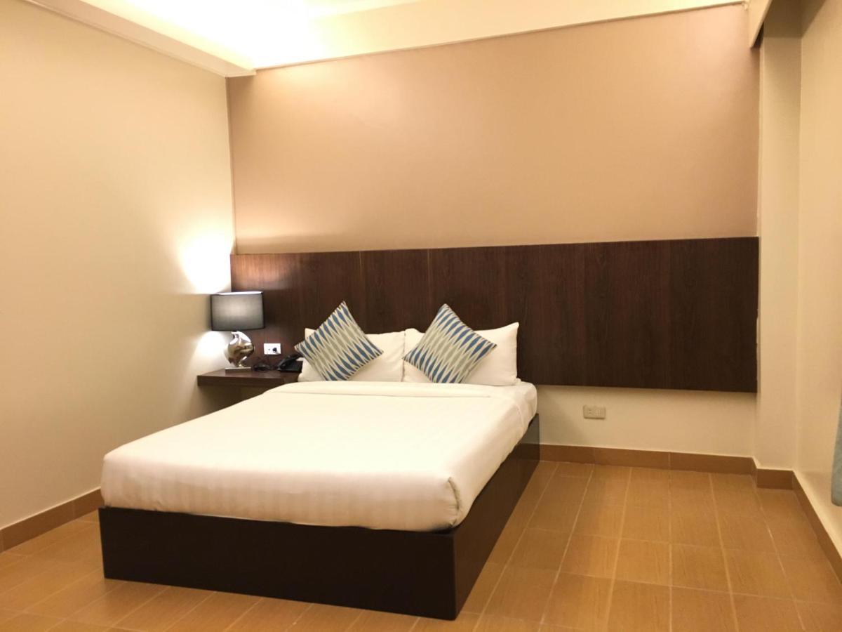 Eon Centennial Resort Hotel & Waterpark Илоило Экстерьер фото