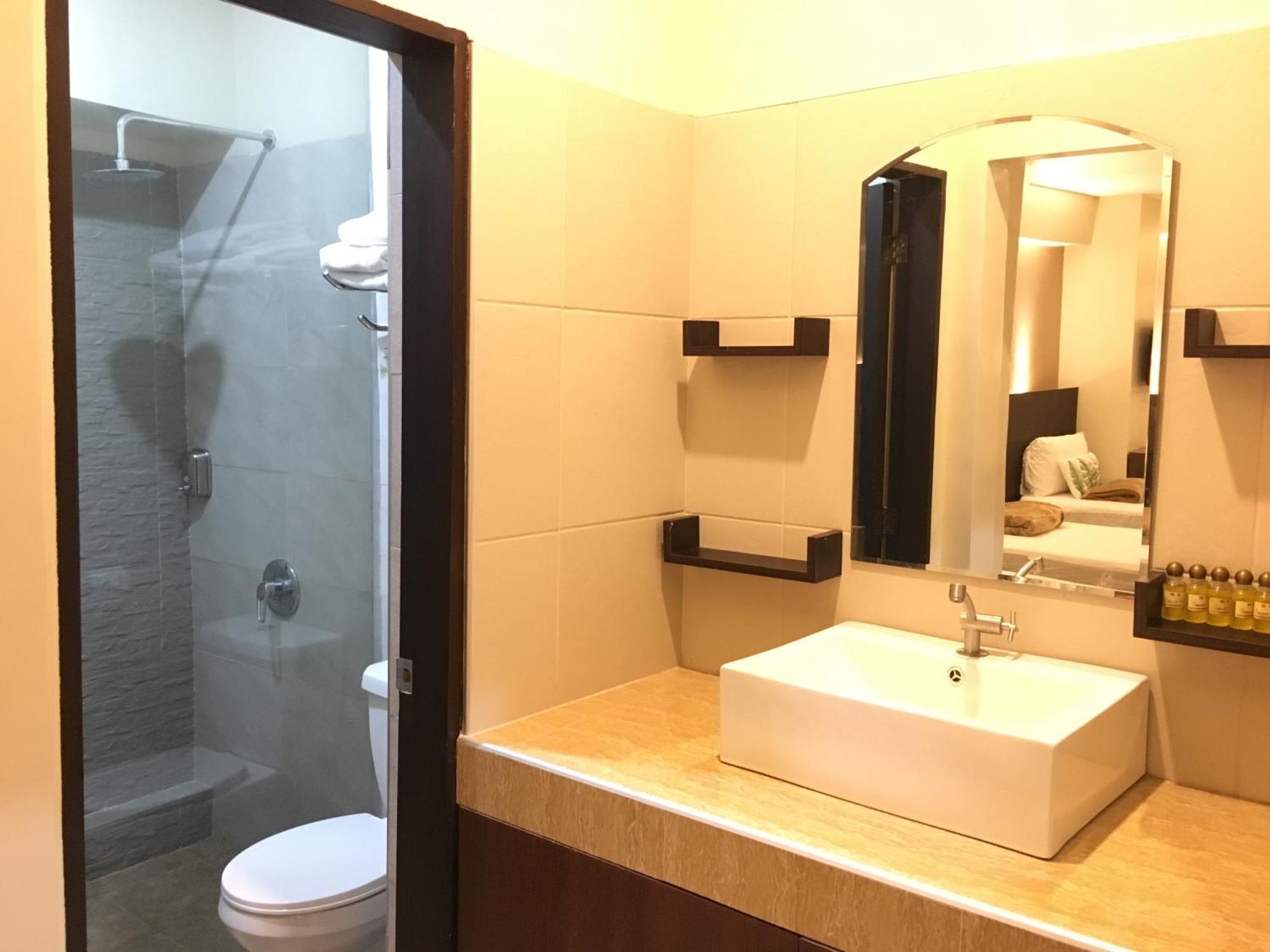 Eon Centennial Resort Hotel & Waterpark Илоило Номер фото