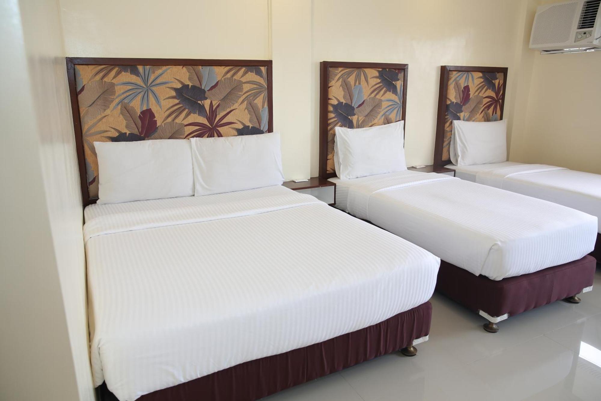 Eon Centennial Resort Hotel & Waterpark Илоило Номер фото